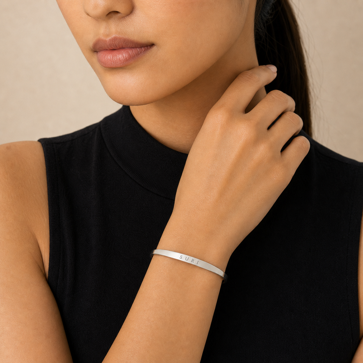 Sienna Engravable Bangle model silver by SURI