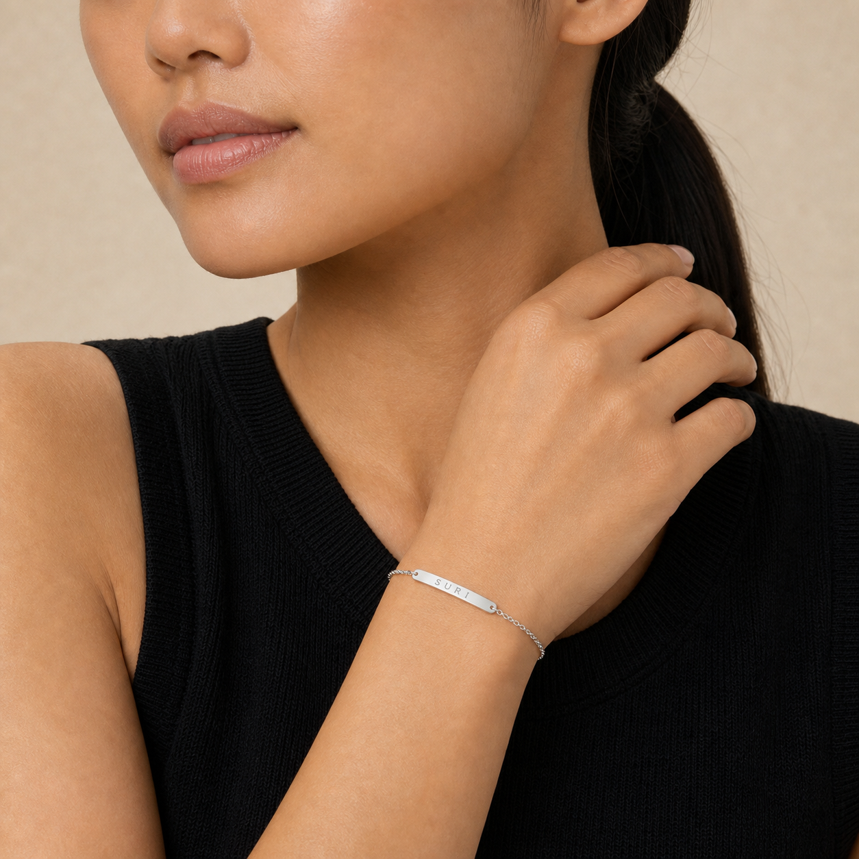 Elia Engravable Bar Bracelet model silver by SURI