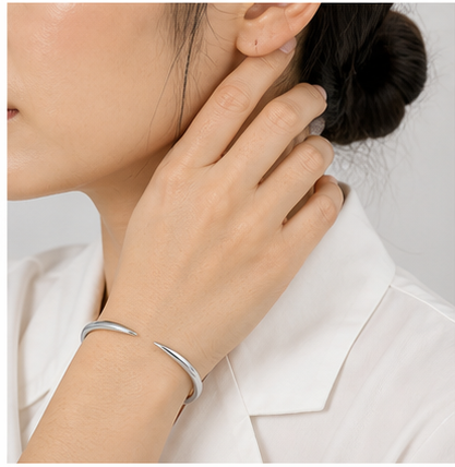 Noa Claw Cuff Bangle model silver by SURI