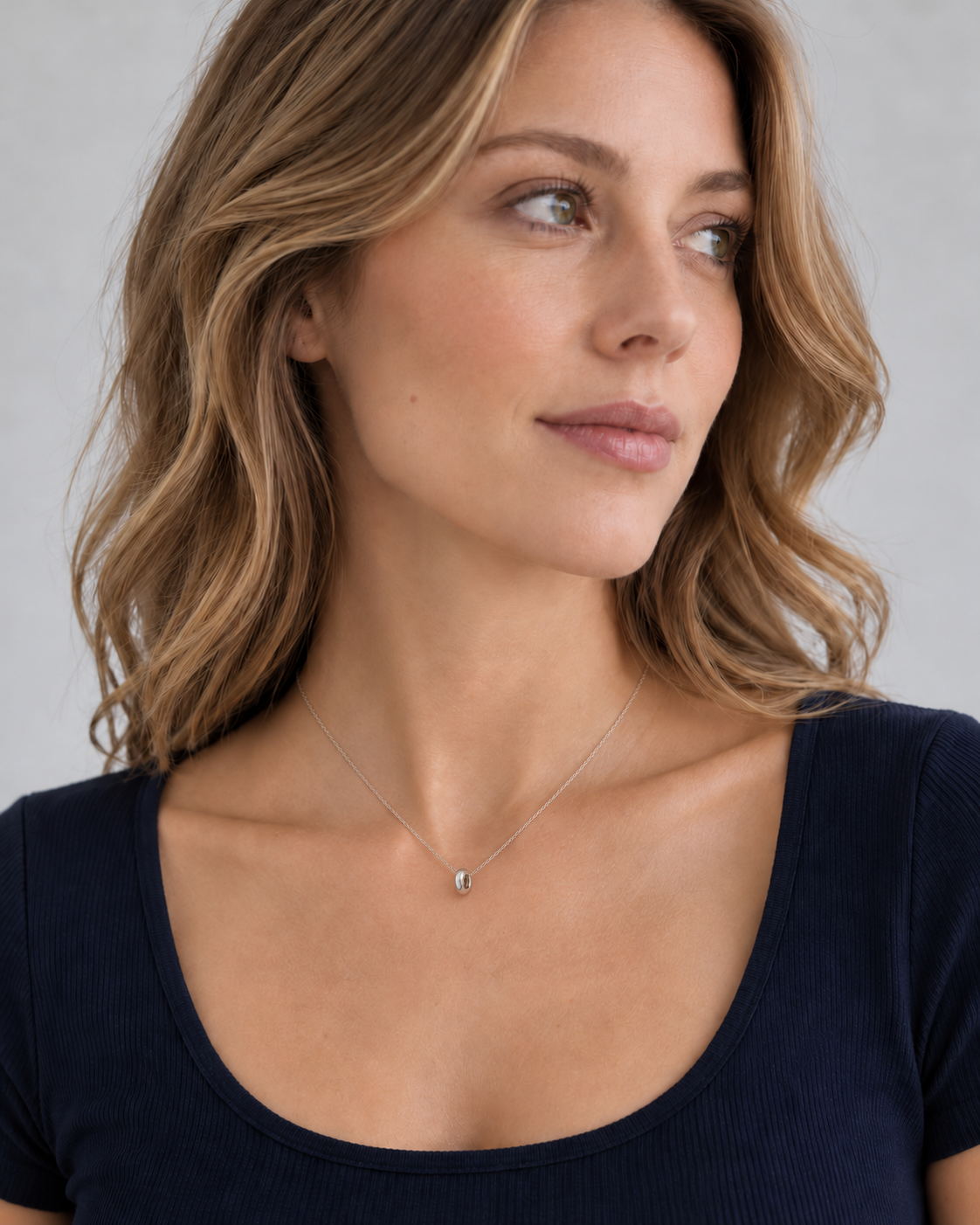 Noemi Oval Pendant Necklace — silver model
