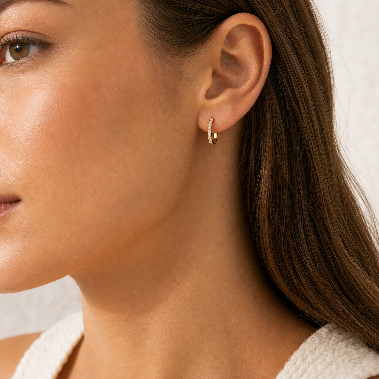 Soraya Sculpted Hoop Earrings model gold 01 by SURI